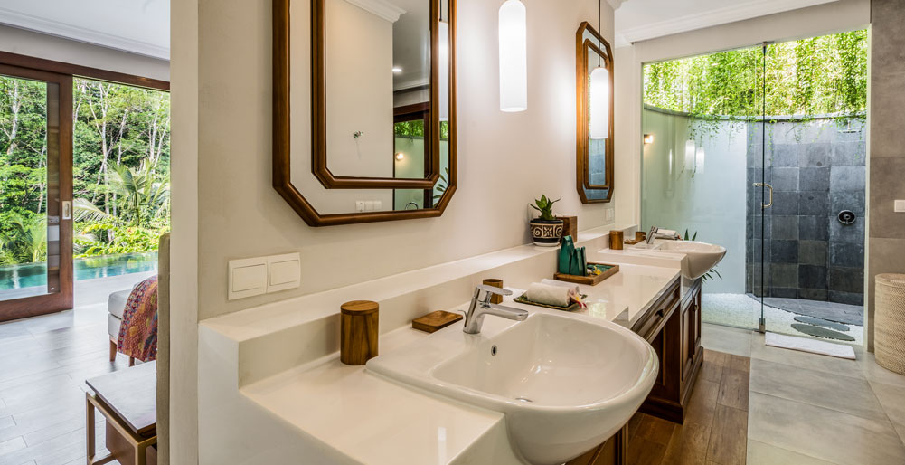 Pala Ubud - Villa Catur - Elegant double vanity en suite bathroom